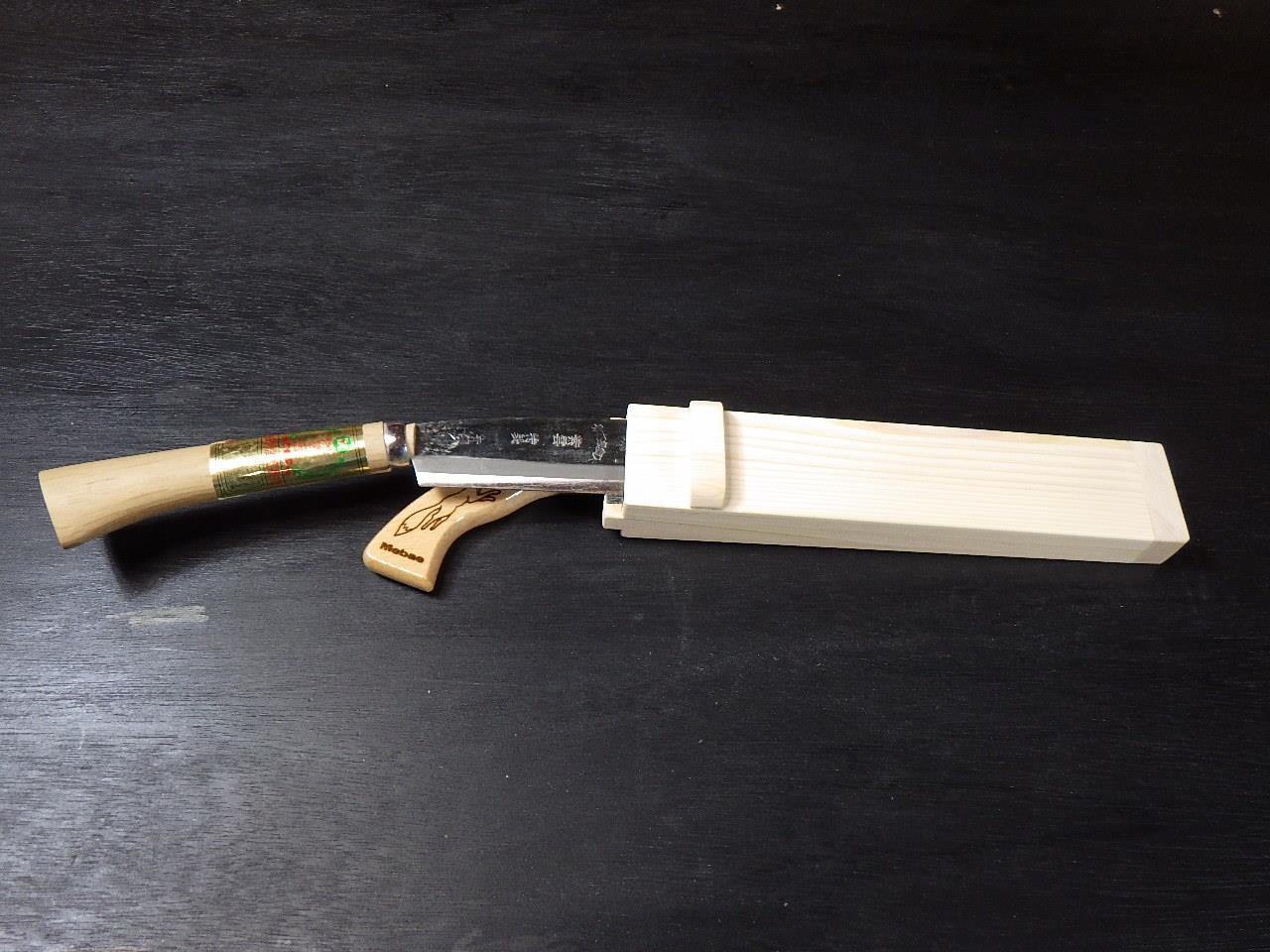 ナタ、のこぎりを収納できるサヤ